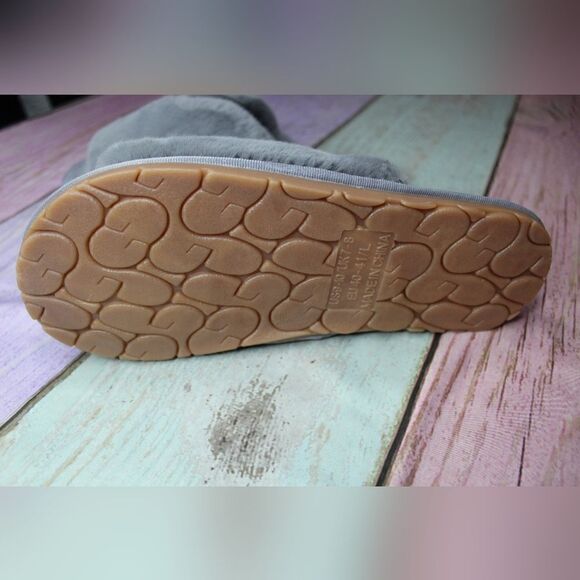 Women's Fuzzy Comfy Slippers  - Picture 3 of 4